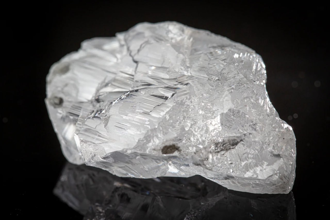 В Архангельской области добыли алмаз исполинских размеров На горно обогатительном комбинате имени В Гриба в Архангельской области добыт алмаз ювелирного качества весом 228 62 карата Камень стал первым особо крупным кристаллом свыше 50 карат извлечённым на предприятии в 2026 году Подробнее на сайте