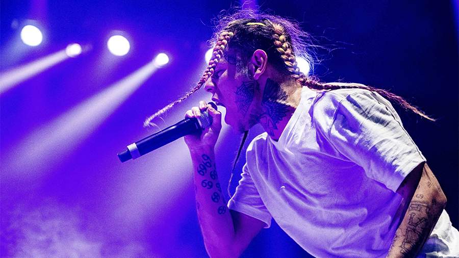 Концерт американского рэпера Tekashi 6IX9INE в Москве, запланированный на 19 октября, не состоится в назначенную дату. Об этом "Известиям" сообщили организаторы.  Уточняется, что мероприятие будет перенесено на другую дату.   : Global Look Press       Отправить новость