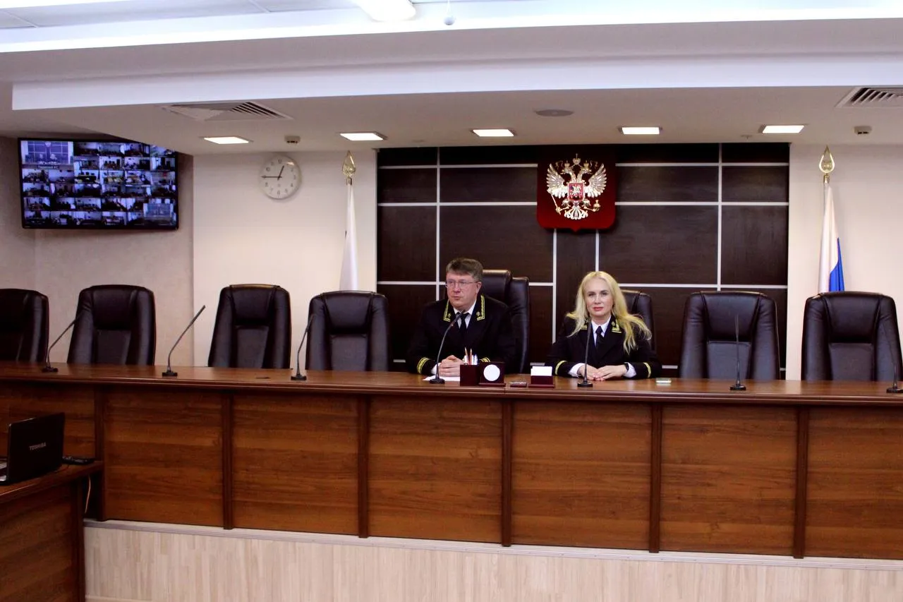 Оксана Кориновская назначена заместителем председателя Пермского краевого суда   Указом Президента Российской Федерации Владимира Владимировича Путина от 12 мая 2026 года 313 на 6 летний срок полномочий заместителем председателя Пермского краевого суда назначена Кориновская Оксана Леонидовна В краевом суде она будет курировать работу административной коллегии Председатель краевого суда Александр Суханкин представил Оксану Леонидовну коллективу особо подчеркнув ее профессиональные качества Уверен Оксана Леонидовна поделится своим накопленным опытом и приобретенными знаниями отметил Александр Николаевич Оксана Кориновская в свою очередь выразила убежденность что работа с коллегами будет строиться на взаимоуважении и взаимопонимании Результатом нашей совместной работы станут высокие профессиональные показатели сказала она Помимо судей Пермского краевого суда в мероприятии посредством видео конференц связи приняли участие судьи Пермского края   Справка Кориновская Оксана Леонидовна родилась в 1979 году в городе Дегтярск Свердловской области В 2002 году окончила Уральскую государственную юридическую академию по специальности юриспруденция Стаж работы по юридической профессии 22 года в должности судьи 13 лет Профессиональный путь в судебной системе начала с должности мирового судьи Затем работала судьей районного суда Свердловской области и продолжила свою судейскую деятельность в Свердловском областном суде