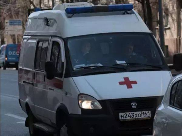 В Волгодонске мужчина разбился насмерть выпав с 12 этажки В Волгодонске мужчина разбился насмерть выпав с 12 этажки Происшествие случилось 8 ноября на проспекте Курчатова Около 9 00 горожане заметили у многоэтажки 26 столпотворение На месте также находилась скорая и полиция Выяснилось что неизвестный мужчина упал с дома и разбился Его увезли в медучреждение Однако в реанимации пострадавший скончался от полученных травм Как уточнили в донской полиции в настоящий момент обстоятельства произошедшего выясняются Подписаться на Новости Ростова Прислать новость Мы в Max rostovnews61