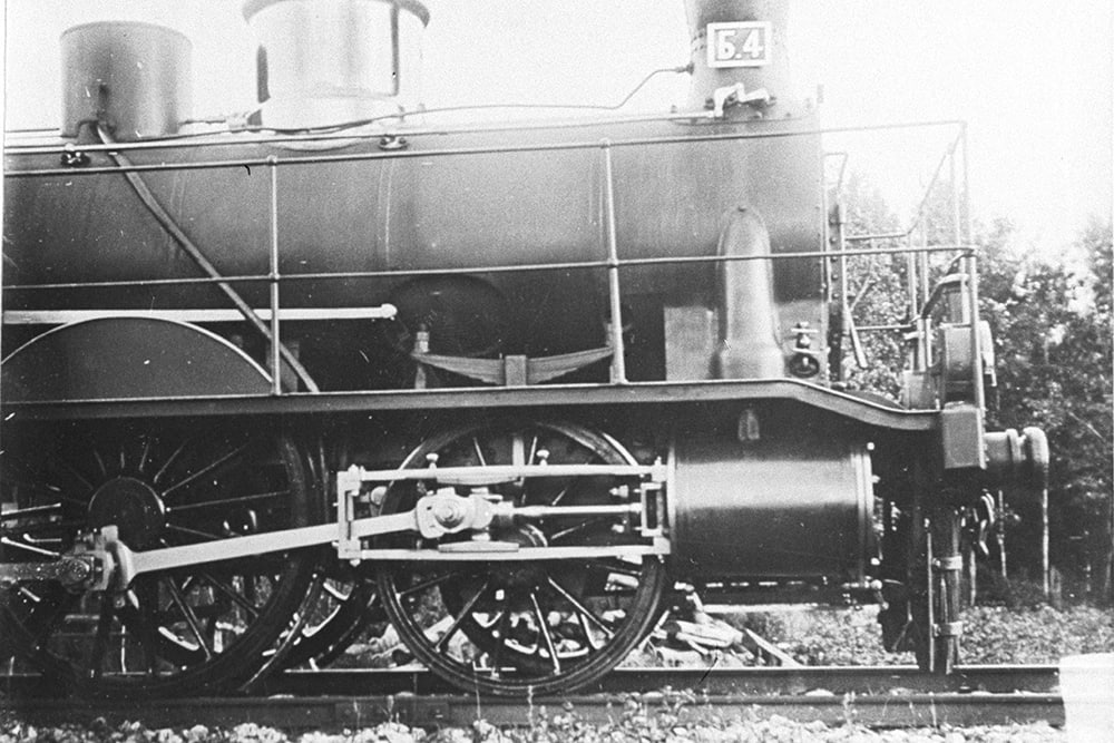 Когда в поездах появилось отопление чай и туалеты 11 ноября 1837 года было открыто движение Санкт Петербург Царское Село 11 ноября 1837 года было открыто движение по первой в России железной дороге Поезда следовали по маршруту Санкт Петербург Царское Село Подготовка к созданию первой в России железнодорожной сети началась 7 февраля 1857 года когда император Александр II издал соответствующий указ Времени на долгие обсуждения не было ведь по Европе и Новому Свету в то время уже вовсю ходили поезда По императорскому указу предполагалось строительство четырех крупных веток от Петербурга до Кенигсберга через Варшаву от Москвы до Нижнего Новгорода от Москвы до Феодосии через Курск четвертая ветка должна была вести в латвийский город Либаву линию собирались вести от Курска или Орла rgsevzap