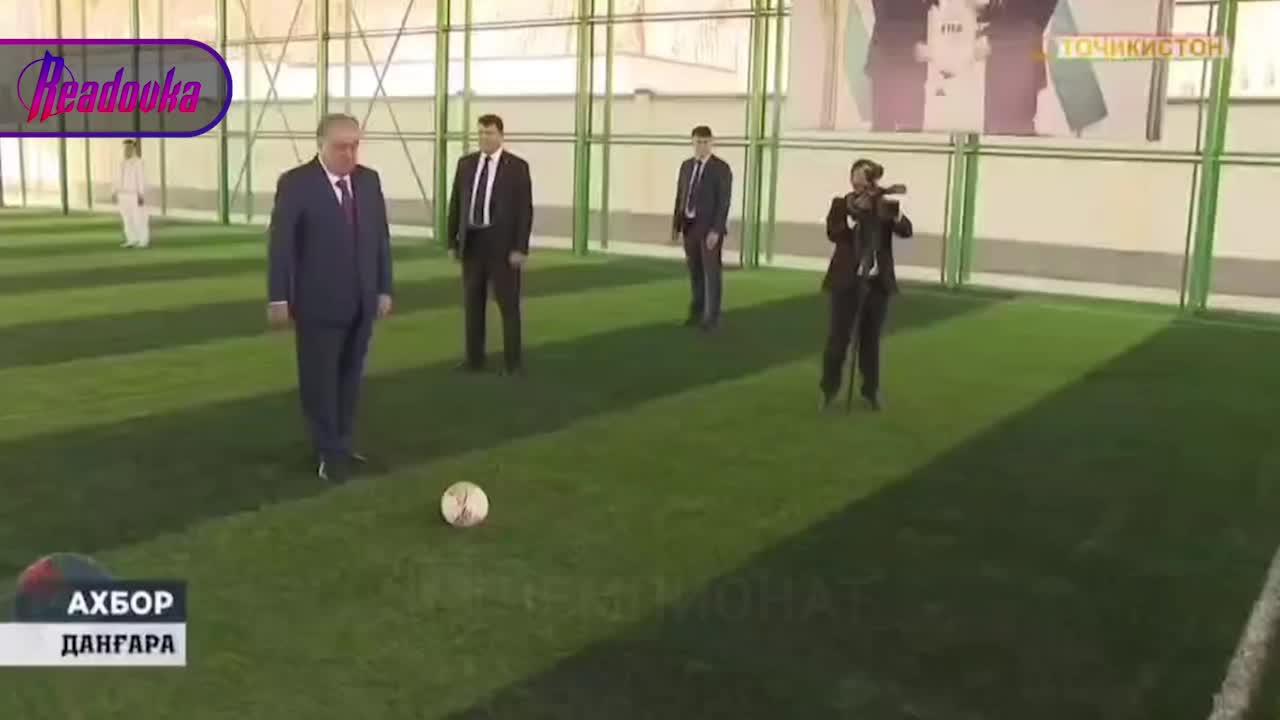 Президент Таджикистана Эмомали Рахмон забил гол на открытии нового манежа