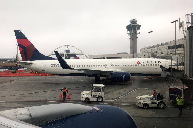 Двадцать пять человек, летевших рейсом авиакомпании Delta Air Lines, получили травмы и были направлены в больницы после того, как самолету пришлось совершить экстренную посадку в Миннеаполисе штат Миннесота . "Двадцать пять человек, находившихся на борту, были доставлены в местные больницы для обследования и оказания медицинской помощи", - отметила авиакомпания на своем сайте. Delta Air Lines рассказала, что авиалайнер летел из Солт-Лейк-Сити в Амстердам, однако столкнувшись с сильной турбулентностью, самолет экстренно взял курс на аэропорт Миннеаполиса. Фото: REUTERS / Lucy Nicholson