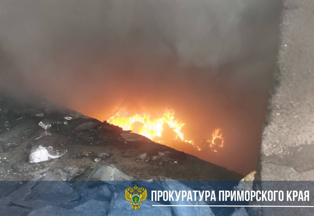 Пожарные Артема продолжают тушить пожар в строящемся многоквартирном доме Когда прибыли пожарные здание уже окутал густой черный дым на 16 м этаже полыхал утеплитель Сейчас площадь пожара оценивается примерно в 180 квадратных метров Подпишись на kpdvru Мы в MAX