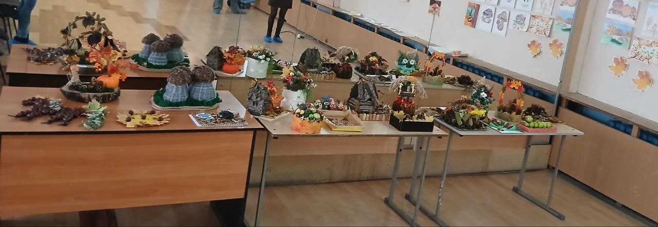 В 10 ой школе прошел осенний праздник Здравствуй Осень золотая В нем участвовали ученики 1 Б класса классный руководитель Шмагайлова Г Б Дети с нетерпением ждали этого события и не зря Праздник оказался веселым и увлекательным В гости к ребятам пришла Осень со своими дарами Дети пели песни водили хоровод играли в игры читали стихи В конце мероприятия всех ждал сюрприз Осень угостила ребят вкусными дарами А какие замечательные поделки из природного материала изготовили ребята с родителями Праздник подарил детям много смеха улыбок и веселья Он удался на славу