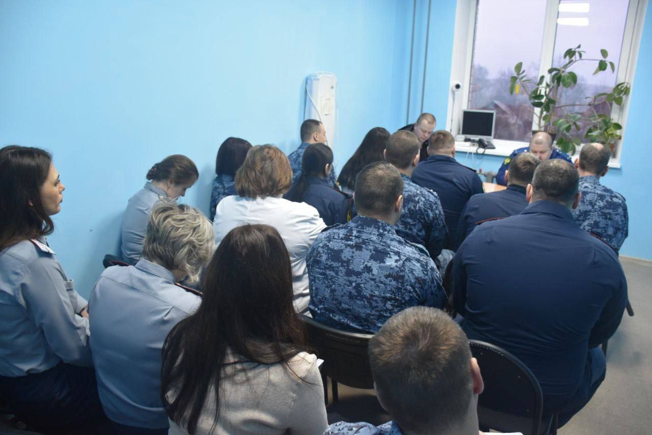 Помощник Вязниковского межрайонного прокурора Роман Головко провел лекцию для сотрудников ФСИН Помощник Вязниковского межрайонного прокурора Роман Головко выступил перед сотрудниками ФКУ КП 9 УФСИН России по Владимирской области с лекцией по вопросам соблюдения требований законодательства о противодействии коррупции В ходе встречи представитель надзорного ведомства рассказал присутствующим об основных вопросах возникающих при предоставлении сведений о доходах расходах об имуществе и обязательствах имущественного характера и заполнении справок соответствующей формы Кроме того присутствующие обсудили требования к служебному поведению и урегулированию конфликта интересов а также вопросы правоприменения в данной области Особое внимание слушателей обращено на виды ответственности за совершение коррупционных правонарушений В ходе встречи отмечено что обществом государством прокуратурой правоохранительными органами органами государственной власти уделяется пристальное внимание противодействию коррупции и коррупционным проявлениям Сотрудники ведомства смогли задать прокурору интересующие их вопросы и получили информацию которую в дальнейшем смогут применить в практической деятельности