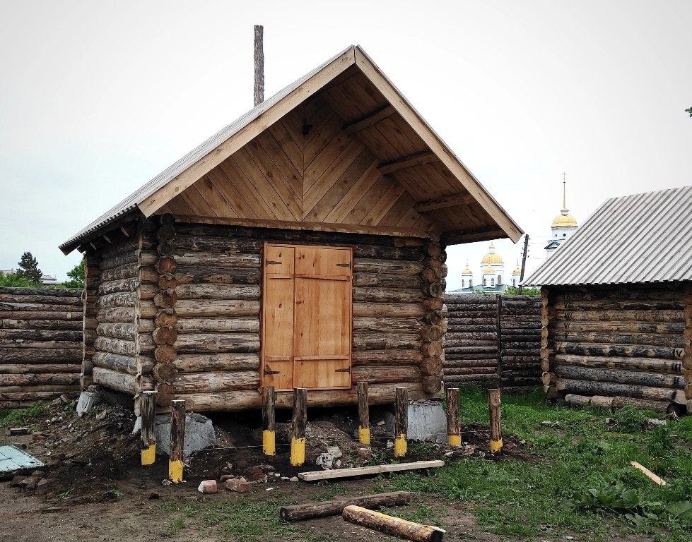 В реконструированной Троицкой крепости будет работать настоящий храм Крепость времен Пугачева используется для проведения патриотических и образовательных мероприятий. В Троицке силами общественников и волонтеров продолжаются работы по реконструкции исторической крепости. На сегодняшний день возводится часовня, которая станет действующим храмом. Об идее этого проекта в интервью агентству Полит74 рассказал один из его инициаторов, представитель Челябинской региональной общественной организации «Центр поддержки гражданских инициатив» Игорь Ращектаев. - Сейчас идет завершающий этап работы по созданию часовни Троицкой крепости. Мы начали доделывать портал, вход в церковь. Получили благословение на постройку этой часовни от нашей епархии, непосредственно от владыки. Он обещал поучаствовать, подарить нам иконы для этой церкви. Она будет настоящей действующей, это не просто макет. В настоящий момент сама конструкция здания уже выполнена, осталось сделать портал и поставить маковку сверху. После этого мы получим крест и освятим часовню. Думаю, сделаем это уже к июню, ко Дню города. И в то же время на Троицу, потому что сама часовня будет посвящена Троице.