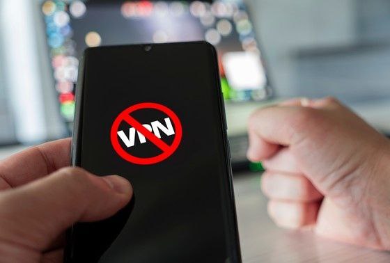 В России обсуждается введение полного запрета на использование VPN сервисов на законодательном уровне Сначала с внесением соответствующих дополнений в КоАП а если потребуется то затем и в Уголовный кодекс Как пояснил собеседник на Старой площади в настоящее время ведутся соответствующие консультации между ГосДумой Роскомнадзором и вышестоящим Минцифры Также в обсуждении активное участие принимают специалисты по кибербезопасности и правоохранители Именно они представляют убедительную аргументацию необходимости жесткого контроля за Virtual Private Network VPN многие из которых работают в кооперации с преступниками вынуждающими тысячи россиян переводить финансовые средства на защищенные счета Свои слова специалисты подтверждают неутешительными для любителей посещать запрещенные сетевые ресурсы через VPN многие из получивших наибольшее распространение в России бесплатных подобных приложений уличены в сливе персональных данных своих пользователей В результате преступники получают сессионные токены аутентификации позволяющие деанонимизировать пользователя а в некоторых случаях и его прямые учетные данные социальных сетей мессенджеров и банковских приложений Таким образом отслеживание жизни селебрити по их постам в Instagram или просмотр русофобских фейков сбежавших из страны иноагентов в YouTube может привести к вам по оставленному на VPN сервисах цифровому следу киберпреступников и обернуться существенными финансовыми потерями Напомним 1 сентября 2024 года в России вступил в силу закон который запрещает рекламу VPN сервисов и других средств обхода блокировок Его нарушение карается штрафами от 50 до 80 тысяч рублей для граждан от 80 до 150 тысяч для должностных лиц от 200 до 500 тысяч для юридических neshukar принадлежит компании Meta признана в РФ экстремистской организацией и запрещена