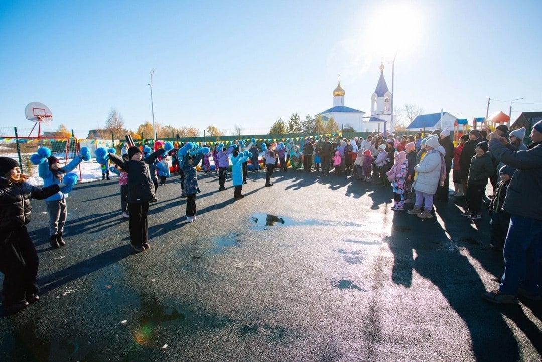 В Копейске открылась новая детская спортивная площадка  В селе Синеглазово Копейского городского округа состоялось торжественное открытие новой детской спортивной площадки.   Строительство стало возможным благодаря поддержке Губернатора Челябинской области Алексея Текслера.  На площадке появились поле для мини-футбола, волейбольная и баскетбольная площадки.   Для детей разного возраста установили качели, песочницу и детский игровой комплекс.   В прогулочной зоне появилась асфальтированная дорожка.  Площадка оснащена новым освещением, выполнено озеленение территории, а для автолюбителей предусмотрены парковочные места.   Под музыку и творческие номера Дома культуры Маяковского собравшиеся осмотрели новую площадку.  Все желающие могли сделать совместные фото с ростовыми куклами.   Изюминкой мероприятия стал творческий номер от команды по чир-спорту «Стимул».  Для юных сельчан подготовили игровую программу с гигантским реквизитом.   Детей угощали сладкими призами и ватой. Реклама  Kr-gazeta.ru Erid: LjN8JvL4U