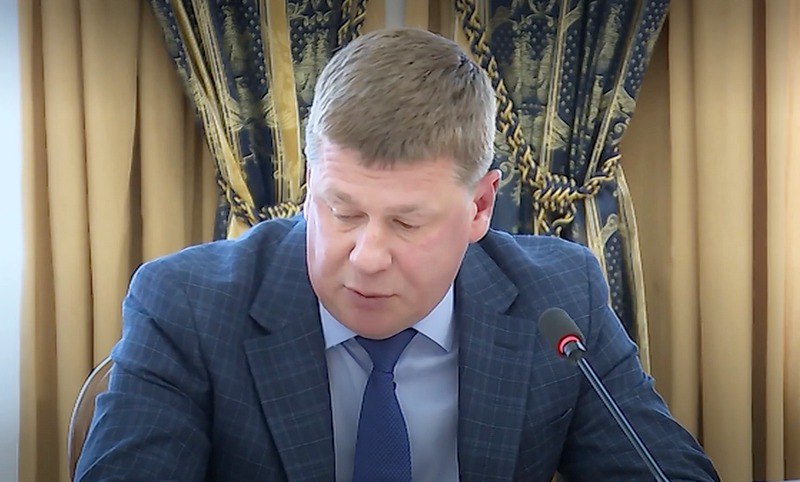 СМИ сообщили об аресте директора Центра транспортной логистики в Красноярске В Красноярске задержали директора Центра транспортной логистики Андрея Августиновича сообщает ТАСС со ссылкой на правоохранительные органы Арестовали его 3 декабря по делу о мошенничестве Подробностей и официальных комментариев от правоохранительных органов пока нет Напомним Центр транспортной логистики является заказчиком строительства метро в Красноярске Также госпредприятие занимается проектом платных парковок в Красноярске Ему же принадлежит и аэродромная инфраструктура Международного аэропорта Красноярск Обновлено Августинович арестован по делу о мошенничестве на 2 миллиарда рублей сообщили в объединенной пресс службе судов По данным следствия он в составе организованной группы лиц совершил преступление направленное на незаконное приобретение имущества краевого значения путём обмана Установлено что преступный сговор привёл к нанесению ущерба бюджету Красноярского края на сумму не менее 2 млрд рублей Суд постановил заключить подозреваемого под стражу сроком на 1 месяц и 27 суток до 27 января 2026 года включительно Newslab в ТГ МАХ ОК ВК Дзен Буст