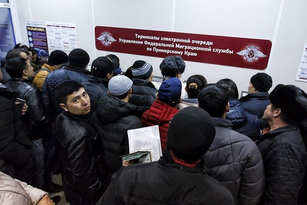 С начала года в Приморском крае принято более 800 решений о выдворении иностранцев за пределы России Часть из них уже покинули страну Как рассказали в региональном агентстве миграционной политики с начала года составлено свыше 15 тысяч административных протоколов в отношении иностранцев Принято более 800 решений о выдворении почти 40 лиц депортируют за пределы нашего государства Возбуждены и уголовные дела по фактам нарушения миграционного законодательства уточнили в ведомстве Правоохранительные органы Приморья постоянно проводят рейды по выявлению незаконных мигрантов а также приморцев кто помогает им нарушать закон Немалый процент тех в отношении которых возбуждены уголовные дела как раз и являются пособниками нелегалов По словам главы агентства Михаила Сорокина у нелегальных иностранцев осталось меньше месяца чтобы узаконить своё пребывание в России Для этого до 11 сентября нужно обратиться в отделы миграции