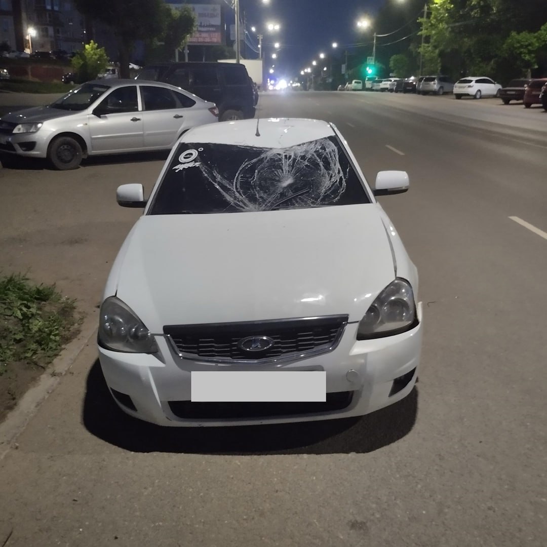 ↔ За прошедшие сутки в Кировской области в ДТП три человека получили травмы 18 июня 2025 года в 7 часов 15 минут на ул. Карла-Маркса у д. 165 г. Кирова произошло столкновение автомобилей «Хендай» под управлением 24-летнего мужчины и «Фольксваген» под управлением 27-летнего мужчины. В результате происшествия 27-летний мужчина – пассажир автомобиля «Фольксваген» получил травмы. 18 июня 2025 года в 16 часов 25 минут на ул. Горького у д. 5 г. Кирова 17-летний молодой человек – водитель электросамоката «МТС Юрент» совершил наезд на 83-летнюю женщину – пешехода. В результате происшествия пешеход получила травмы. 18 июня 2025 года в 21 час 45 минут на ул. Лепсе у д. 54 г. Кирова 18-летний молодой человек – водитель автомобиля «Лада Приора», не имеющий права управления, совершил наезд на 43-летнего мужчину – пешехода. В результате происшествия пешеход получил травмы. Информация носит предварительный характер. "Полиция Кировской области"