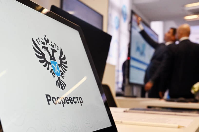 Росреестр запустил мобильное приложение для физлиц и кадастровых инженеров Приложение «Росреестр» синхронизировано с личными кабинетами на сайте Росреестра. Оно дает возможность удаленно получить ряд услуг в сфере земли и недвижимости: - заказать выписку из ЕГРН; - проверить статус выполнения запроса и подлинность электронного документа, поступившего заявителю; - получить доступ к функционалу публичной кадастровой карты и ряду других удобных инструментов.