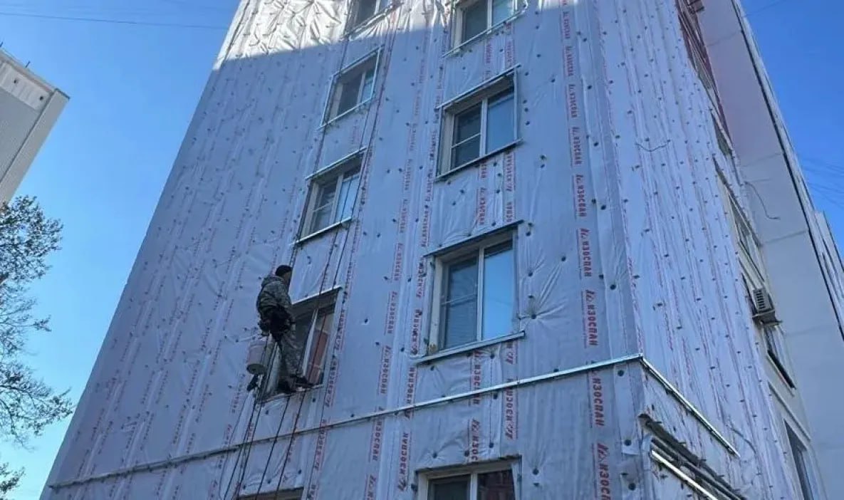 Размер взносов на капитальный ремонт вырос в Хабаровском крае С 1 января 2026 года в Хабаровском крае выросли взносы на капитальный ремонт Вступило в силу постановление правительства Хабаровского края согласно которому минимальный размер взноса увеличился на 4 1 Корректировка тарифов связана с ростом стоимости строительных материалов работ и услуг а потому сохранение прежних ставок стало бы риском для полноценной реализации программы капитального ремонта Предыдущий пересмотр размеров взносов проводился год назад Размер взноса на капитальный ремонт зависит от территориального расположения дома и его технической оснащенности Новые суммы жители Хабаровского края увидят уже в феврале в квитанциях за январь Увеличение взноса мера вынужденная достаточное финансирование позволит выполнять капитальный ремонт в полном объёме обновлять кровли фасады лифтовое оборудование а также повышать безопасность и комфорт жильцов todaykhv