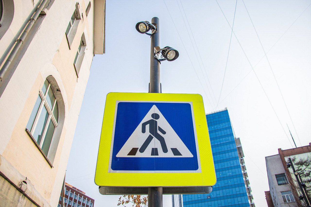 Улица Мордовцева полностью обновилась и стала новой прогулочной зоной Во Владивостоке завершили масштабное преображение улицы Мордовцева проект реализовали при поддержке банка ВТБ Территорию сделали удобной для прогулок появились новые пешеходные связи места отдыха парковочные карманы и обновлённая проезжая часть Под землёй полностью заменили коммуникации а по всей улице высадили деревья кустарники и многолетние растения Теперь это ещё одна точка притяжения с отличными видами и комфортной средой Специалисты завершают финальные штрихи и готовят объект к сдаче РОЗЫГРЫШ СЕРТИФИКАТОВ Подписывайтесь на NEWSVL