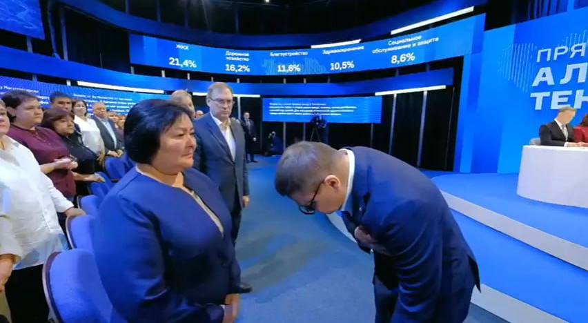 Губернатор Челябинской области Алексей Текслер поклонился перед матерью двух погибших участников СВО Альфиде Амировой во время прямой линии Она попросила решить проблемы с детским лагерем в Кунашакском районе Текслер взял вопрос под контроль Наш Челябинск только самое важное про город Подпишись