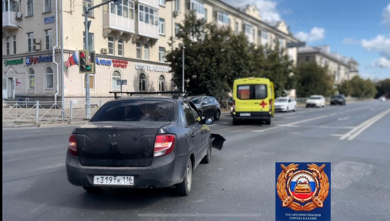 В Казани скорая столкнулась с легковушкой, пациента медикам спасти не удалось  Карета скорой помощи двигалась по улице Восстания в направлении Тунакова. Водитель скорой, несмотря на запрещающий сигнал светофора, выехал на перекресток с включенными специальными звуковыми и световыми сигналами. В это же время по улице Декабристов со стороны Волгоградской на разрешающий зеленый сигнал светофора двигался автомобиль «Лада». Произошло столкновение.  В момент аварии в машине скорой помощи находился 58-летний пациент с диагнозом инфаркт. Его транспортировали из Зеленодольска в седьмую городскую больницу Казани. После столкновения медики немедленно приступили к реанимационным мероприятиям. Однако, несмотря на все усилия, спустя 15 минут, во время передачи пациента другой бригаде скорой помощи, мужчина скончался.   Подпишитесь: