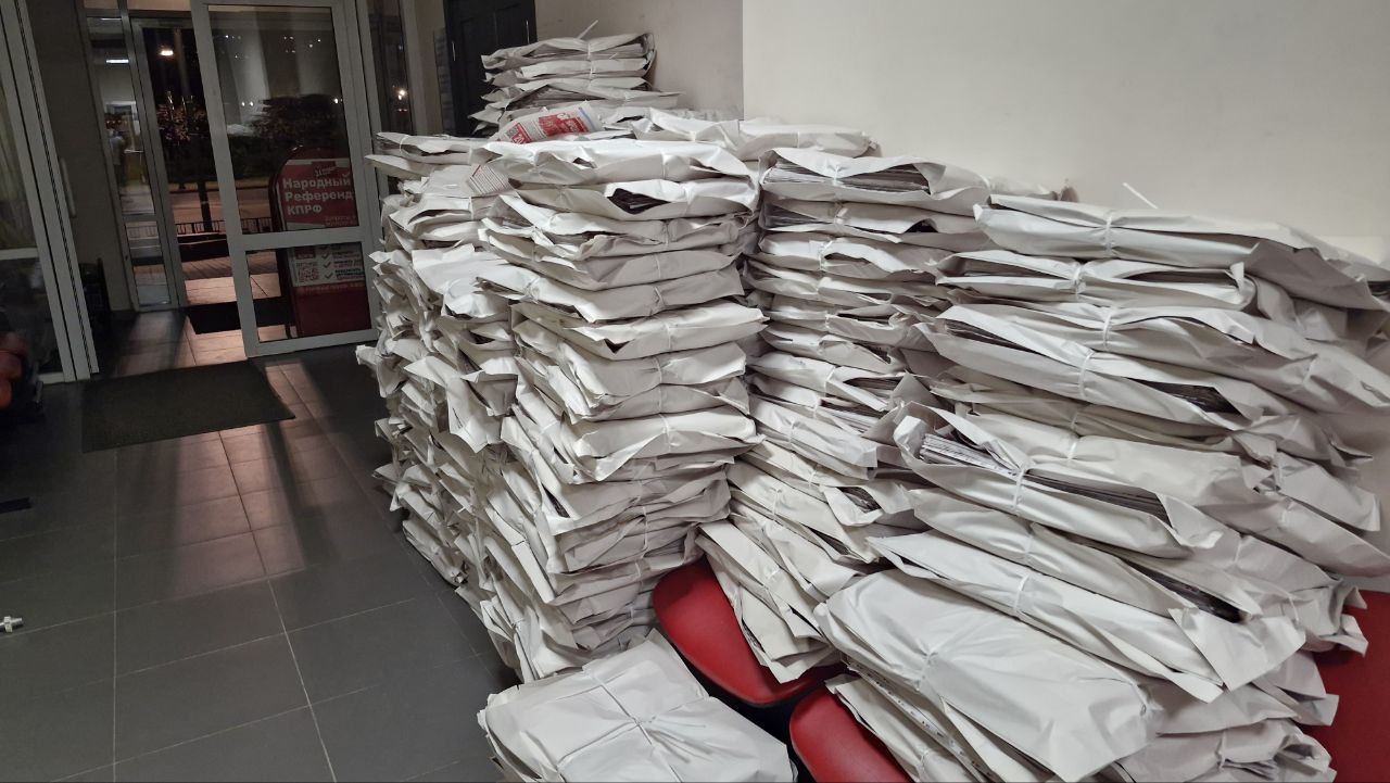 Под покровом ночи сотрудники описывают и изымают из штаба Липецкого обкома КПРФ информационный бюллетень, посвященный отставке губернатора Липецкой области Игоря Артамонова.    Становится понятно, что искала полиция.