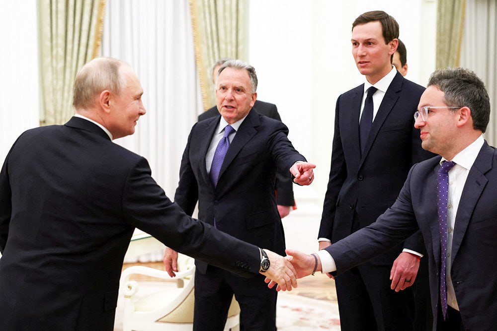 Посмотрим что из этого получится Трамп прокомментировал переговоры американской делегации в Кремле Глава Белого дома напомнил что в течение трех лет при экс президенте США Джо Байдене не было прямых контактов Вашингтона с Москвой никто не встречался с Владимиром Путиным А вы знаете одну вещь если вы не встречаетесь ничего не произойдет Поэтому мы встречаемся Надеюсь мы сможем спасти много жизней отметил Трамп говоря о своих попытках урегулировать конфликт на Украине Подписаться на РГ в Telegram Читать нас в MAX