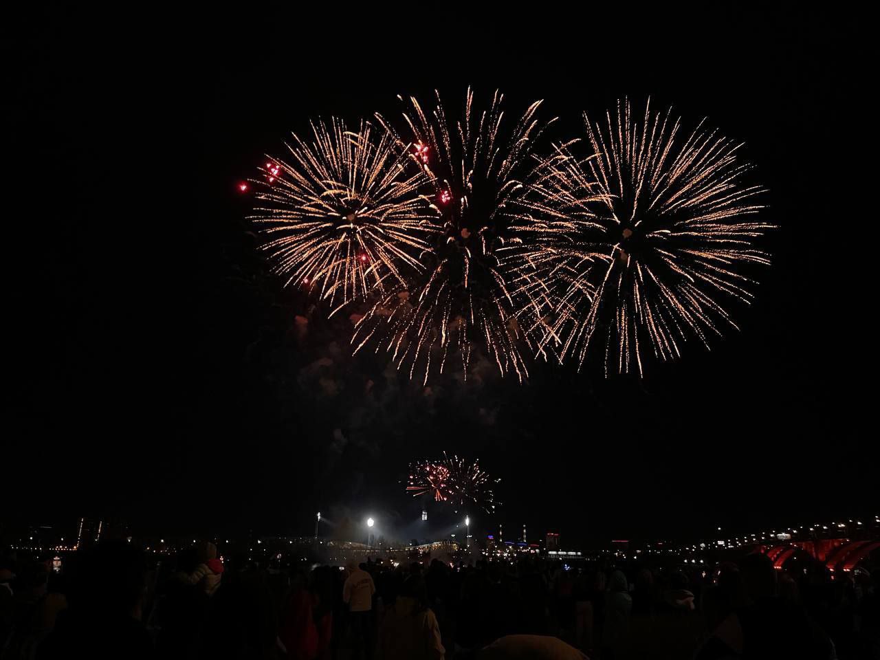 Фейерверки снова планируют запретить в новогодние праздники в Красноярском крае Запуск фейерверков в Новый год снова могут запретить из соображений безопасности сообщил губернатор Котюков Однако дополнительно ограничения обсудят в правительстве В этом году ситуация не сильно меняется С фейерверками в период масштабных мероприятий нам нужно повременить заявил губернатор Напомним в прошлом году указ подписали 31 декабря Это Борус Люди