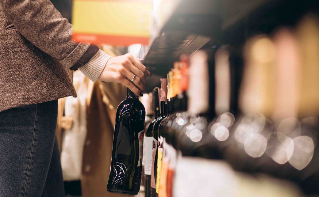 Власти отстояли в суде запрет продажи алкоголя на Камчатке ФАС не смогла доказать что новые правила нарушают права бизнеса Арбитражный суд Камчатского края встал на сторону региональных властей в споре с Управлением Федеральной антимонопольной службы Спор касался новых ограничений продажи алкоголя в крае УФАС потребовала изменить соответствующее постановление но суд признал её предписание недействительным передаёт ИА Камчатское время Подробности по ссылке   kamtime ru article 53b2df5e 0253 4fe7 9323 19ef80d6c79c Предложка Макс