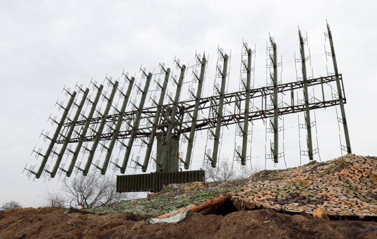 В ЛЭТИ создали новую антенную решетку для радаров Новая антенна способна работать с двумя поляризациями в отличие от распространенных волноводно щелевых решеток которые обычно поддерживают только одну Это улучшает технические характеристики радиолокационных комплексов используемых для контроля воздушного и морского пространства добавили в пресс службе вуза Прототип изготовлен по технологии фотолитографии методу переноса рисунка на подложку с помощью света Антенная решетка представляет собой печатную плату размещенную на металлическом основании  Испытания в безэховой камере университета подтвердили соответствие заявленным параметрам Подпишитесь на Электричку