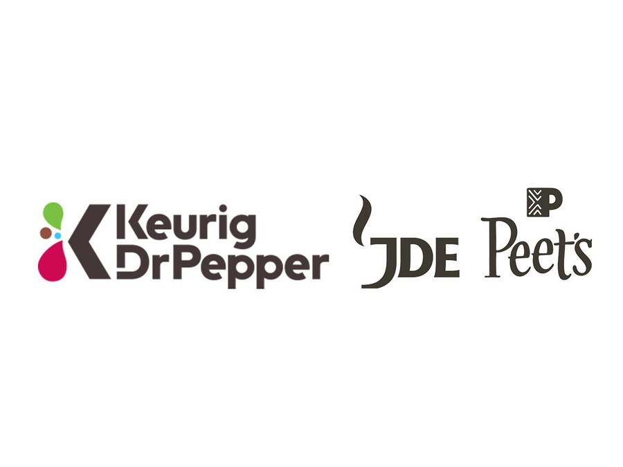 Keurig Dr Pepper планирует купить JDE Peet s и расколоться надвое Американский производитель газировки чая кофе и кофемашин Keurig Dr Pepper KDP готов приобрести нидерландского производителя кофе JDE Peet s за 18 млрд После консолидации компания разделится на две полностью кофейную Global Coffee Co и Beverage Co с фокусом на безалкогольные напитки Global Coffee Co будет генерировать по 16 млрд выручки в год и станет крупнейшим игроком в сегменте заняв 4 мирового кофейного рынка Beverage Co займет 3 7 рынка газировки в Северной Америке с 11 млрд продаж в год и сделает ставку на рост благодаря гибкости и оптимизации портфеля Синергический эффект может составить 400 млн в течение следующих трех лет а прибыль из расчета на акцию начнет расти почти сразу после объединения Акционеры JDE Peet s 69 которых уже согласны уступить свои доли смогут продать их на треть дороже рыночной стоимости Для справки капитализация Keurig Dr Pepper составляет 47 млрд а JDE Peet s 15 млрд FMCG Report