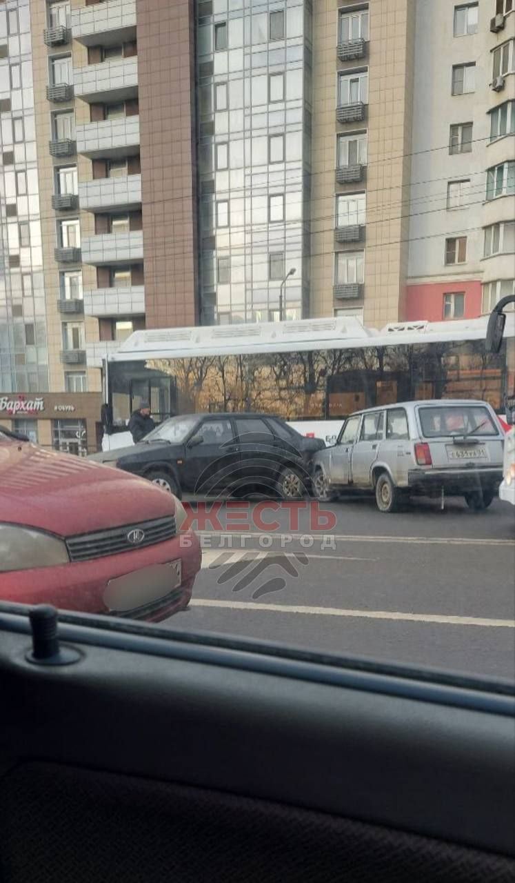 В Белгороде на перекрёстке Богдана Хмельницкого и Мичурина авария. Столкнулись две легковые машины и автобус. Движение в центр города затруднено. Будьте осторожны.    Подписаться   Прислать новость