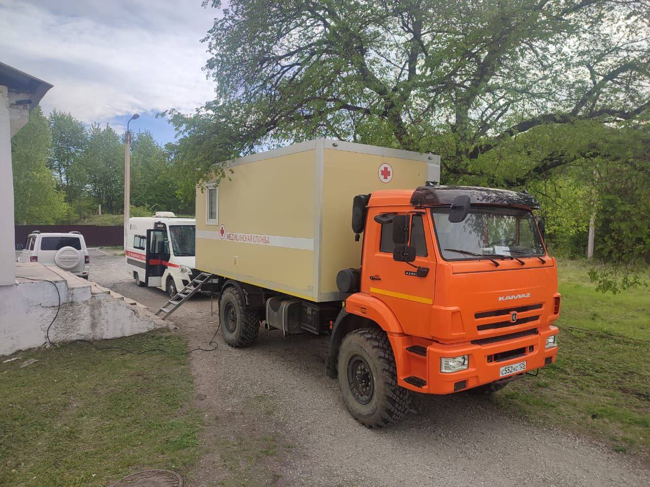 В районах Приморья активно идёт диспансеризация населения На территории Кавалеровского округа продолжает работать мобильная бригада центральной районной больницы. Сегодня врачи провели выездной осмотр сотрудников средней школы посёлка Горнореченский. За день медицинские работники осмотрели тридцать одного человека и дали рекомендации для дальнейшего обследования. Маммографию прошли тринадцать человек, смотровой кабинет посетили пятнадцать человек. Напоминаем о важности диспансеризации. Проверка организма не займёт много времени и поможет предотвратить риски развития серьёзных заболеваний.