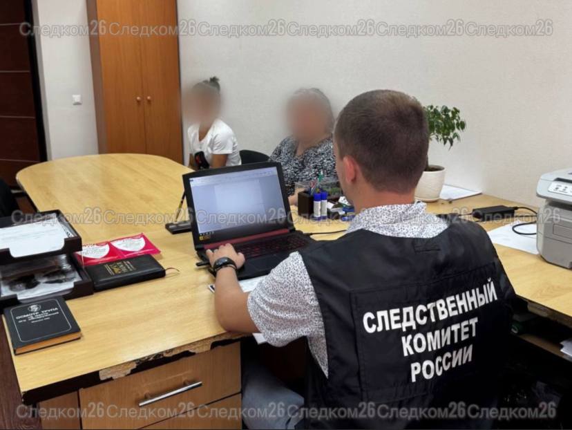В Александровском округе следователи СКР нашли пропавшую 17-летнюю девушку В Александровском межрайонном следственном отделе следственного управления СК России по Ставропольскому краю проводится проверка по факту безвестного исчезновения 17-летней девушки. Утром 26 июля текущего года несовершеннолетняя ушла из дома в селе Грушевском и не вернулась. Благодаря оперативному взаимодействию сотрудников СК России и МВД России местонахождение девушки удалось установить. Противоправных действий в отношении неё совершено не было. Девушка без ведома родителей поехала в город Минеральные Воды, где все это время и находилась. Следователь СК России провел профилактическую беседу с подростком об опасности самовольных уходов из дома.