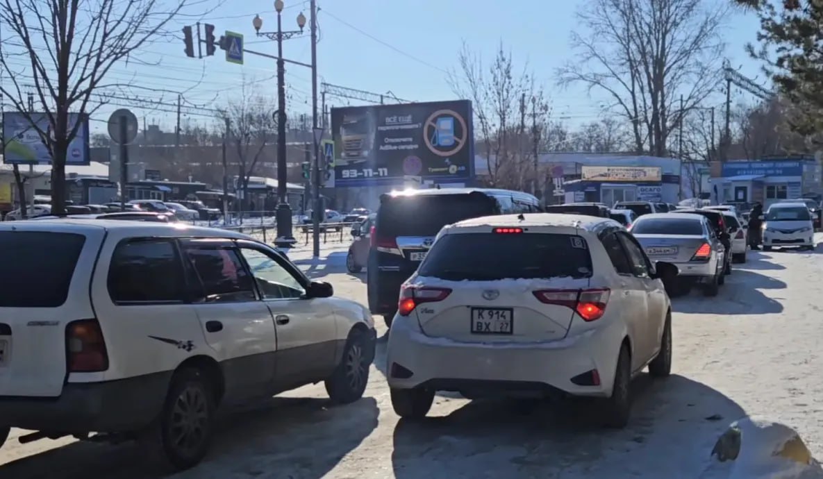 МРЭО ГАИ в Хабаровске перешло на усиленный режим работы Ажиотажный спрос на подержанные иномарки в преддверии введения новых ставок утилизационного сбора с 1 декабря прибавил хлопот сотрудникам подразделения МРЭО ГИБДД в Хабаровске Автомобилисты выстраиваются в огромные очереди у здания Госавтоинспекции по улице Воронежской чтобы получить официальную регистрацию на свои автомобили По информации пресс службы Госавтоинспекции Хабаровского края сейчас в день МРЭО обслуживает порядка 400 человек это больше чем в два раза превышает обычный трафик На сегодняшний день подразделение переведено на усиленный режим работы Так добавлены дополнительные слоты электронной очереди а также увеличено время приёма граждан в среду после обеда Это позволило держать глубину очереди на регистрацию не более пяти дней В ведомстве отметили что пройти сверку агрегатов своего авто можно не только на площадке у здания Госавтоинспекции на улице Воронежской Осмотр также проводится на улице Индустриальной 8 А В связи с возникшим сейчас ажиотажем в Госавтоинспекции порекомендовали проходить сверку заблаговременно соответствующее заключение инспектора действует в течение 30 дней todaykhv