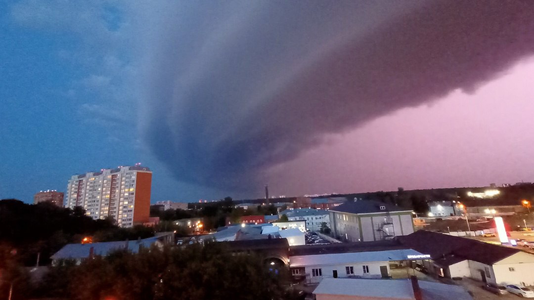 Весна близится к концу. В Москве она отличилась большой изменчивостью погоды. Хотя первые месяцы сезона были с положительной аномалией температуры воздуха, внутри каждого наблюдалась резкая смена погоды.Даже снежный покров, сошедший в марте, восстанавливался в последующие месяцы сезона дважды. Апрель отличился рекордным количеством экстремально теплых дней,а на май обрушились мартовские холода. Одной из причин столь неустойчивой погоды стало естественное потепление климата. А это означает, что велика вероятность развития конвективных процессов, которые наиболее ярко проявляют себя именно в летний период. Интенсивный тепло и влаго обмен всегда становится причиной возникновения неблагоприятных погодных условий. Это и грозовые ливни, и шквалистые усиления ветра, и градовые явления. И от периодов жаркой погоды москвичи тоже не застрахованы. Перед началом летнего сезона 2025 года необходимы превентивные меры, чтобы погода не стала причиной бед.