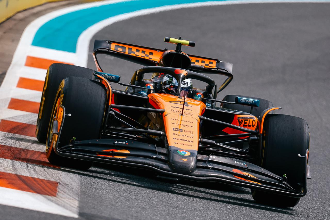 Команда Формулы 1 McLaren полностью перешла под контроль ближневосточных инвесторов Государственный фонд Mumtalakat из Бахрейна и CYVN Holdings из Абу Даби выкупили доли в McLaren Racing у MSP Sports Capital и других инвесторов более чем за 4 миллиарда долларов Это более чем в семь раз превышает сумму в 560 миллионов 758 миллионов раннее вложенных MSP в McLaren Racing во время пандемии 2020 года Гран при Формулы 1 ежегодно проходят как в Бахрейне так и в Абу Даби Поздравляем McLaren с двумя домашними гонками