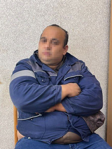 Жителю Йошкар-Олы предъявлено обвинение в мошенничестве на 250 тысяч рублей В Чебоксарах сотрудники полиции задержали 31-летнего жителя Йошкар-Олы, подозреваемого в крупном мошенничестве. Он обманул пенсионера, продав ему «драгоценности», не имеющие реальной ценности. 22 июня в отдел полиции № 2 УМВД России по городу Чебоксары обратился 65-летний мужчина. Он рассказал, что на улице к нему подошёл незнакомец и предложил купить старинные монеты и предметы утвари из якобы благородных металлов. За предложенный «клад» чебоксарец отдал 250 тысяч рублей. Однако в ломбарде выяснилось: 173 монеты и 6 ложек, за которые он заплатил четверть миллиона, никакой ценности не представляют. Благодаря оперативной работе уголовного розыска удалось установить личность мошенника. Злоумышленник признал вину и добровольно вернул всю сумму. В отношении него возбуждено уголовное дело по ч. 3 ст. 159 УК РФ «Мошенничество в крупном размере» . Суд избрал ему меру пресечения в виде подписки о невыезде. Ведётся расследование.