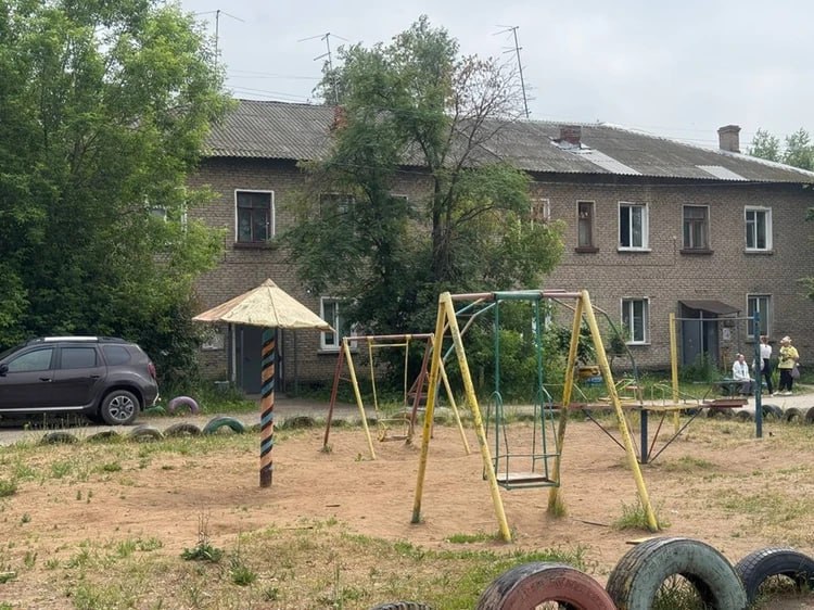 0 Что происходит в доме в Перми, где от отравления угарным газом погибли две девочки? Корреспондент «КП-Пермь» выехал на место трагедии. У дома еще работают сотрудники различных ведомств. Из квартиры вынесли газовое оборудование и трубы к нему: вентиляционную и газовую. Дом на улице Охотников, где произошла трагедия — это двухэтажное кирпичное здание. Дом находится в списке аварийного жилья и подлежит сносу или реконструкции. Это настоящая трагедия! — рассказывает местный житель, — Я смотрел из окна и видел как к дому подъезжали одна за одной машины скорой помощи, спасатели. Мы все в шоке! Подпишись на «КП-Пермь»