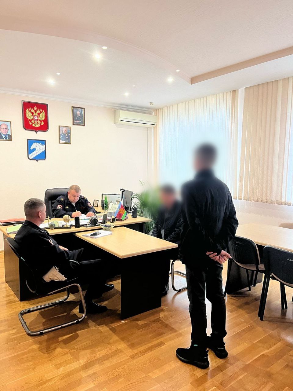 В Белореченске автоинспекторы обнаружили подростка-нарушителя, который сел за руль автомобиля, не имея водительского удостоверения На днях дорожным полицейским поступила информация о том, что на одной из улиц автомобилем управляет несовершеннолетний. Было установлено, что за рулем находился 13-летний парень. Инспекторы вызвали в подразделение Госавтоинспекции законного представителя - отца и самого несовершеннолетнего водителя, где с ними начальник Госавтоинспекции вместе с командиром ДПС провели профилактическую беседу. Материалы о данном происшествии будут направлены в подразделение ПДН и комиссию по делам несовершеннолетних для дальнейшего принятия мер профилактического воздействия. Уважаемые родители! Остановитесь и задумайтесь! Вы действительно готовы рисковать жизнью своего ребенка? Автомобиль, мотоцикл, квадроцикл – это не игрушка! Даже если подросток уверяет, что «умеет» и «справится», он не имеет ни опыта, ни реакции взрослого водителя. Одно неверное движение – и трагедия неизбежна. Вы хотите видеть своего ребенка в списках пострадавших? Каждая такая история начинается с фразы: «Ну он же всего немного проехал…», «Ну мы же рядом были…», «Он же аккуратный…». Но последствия – необратимы. ЗАПОМНИТЕ: Несовершеннолетним НЕЛЬЗЯ садиться за руль – это закон. Не поощряйте «покатушки» – это не смелость, а смертельный риск. Не верьте в «авось» – расплата может быть страшной. Не становитесь соучастниками трагедии! Жизнь вашего ребенка – в ваших руках. Госавтоинспекция Кубани. Подписаться