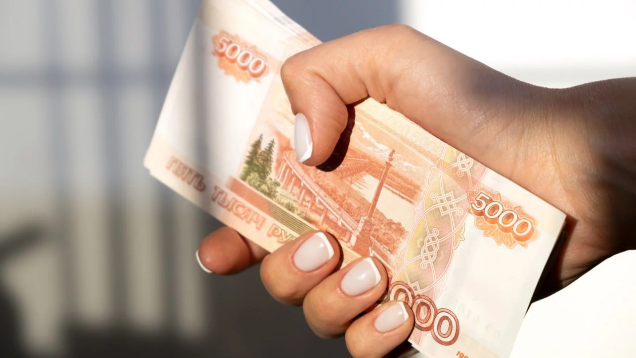 Казахстанцы бросились массово скупать рубли На фоне падения курса рубля казахстанцы снова начинают покупать российскую валюту от которой до этого усиленно избавлялись Как обратил внимание экономист Эльдар Шамсутдинов в своём телеграм канале итоги торгов на KASE за 10 сентября продемонстрировали резкий всплеск интереса к рублю И этот всплеск совпал по времени с ослаблением российской валюты на Московской фондовой бирже Экономист указывает что в Казахстане на бирже доллар дешевле чем в России 85 рублей сейчас это 541 9 тенге А на наличном рынке разрыв ещё заметнее доллар продают по 86 81 за рубль это уже 553 6 тенге Это может приводить к спекуляциям скупке долларов в Казахстане и последующей продаже в России Это формирует потенциал для арбитража покупка доллара в Казахстане и последующая продажа в России давала бы спред однако реальный эффект ограничивается комиссиями и регуляторными барьерами объясняет Шамсутдинов Летом казахстанцы напротив активно распродавали рубли как в обменниках так и на биржевых торгах Фото Envato Elements t me orda kz