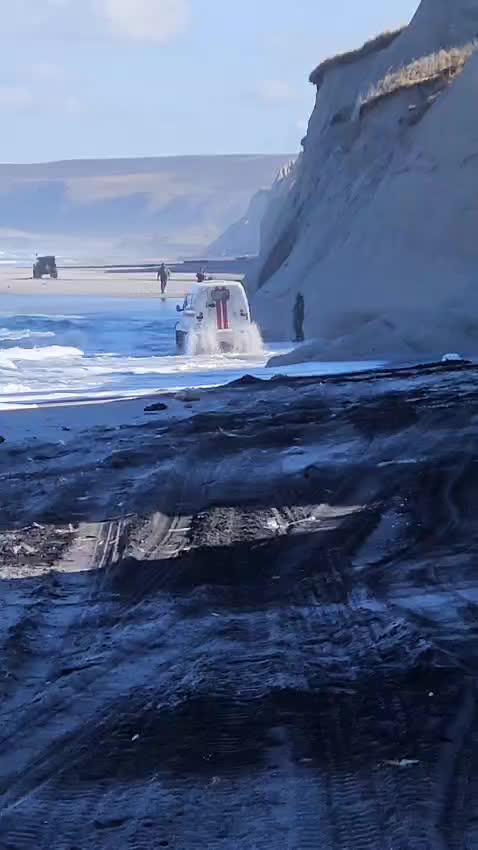 На Итурупе вездеход МЧС едва не унесло в море во время спасательной операции