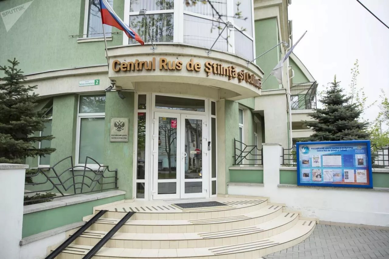 Русские общины призывают всех неравнодушных людей подписать петицию против закрытия Российского центра науки и культуры в Кишиневе Они отмечают что РЦНК проводит большую работу Это не только фестивали конкурсы и выставки но и образовательные программы различные молодежные проекты обучение по квотам в российских университетах Закрытие центра лишит людей доступа ко всему этому Потому Русский дом надо отстоять Напомним что власти Молдовы готовятся прекратить его деятельность к середине 2026 года отказавшись от продления молдо российского соглашения о деятельности культурных центров Нападки на РЦНК стали частью антироссийской политики официального Кишинева которая продолжает усиливаться Фото ИА Спутник