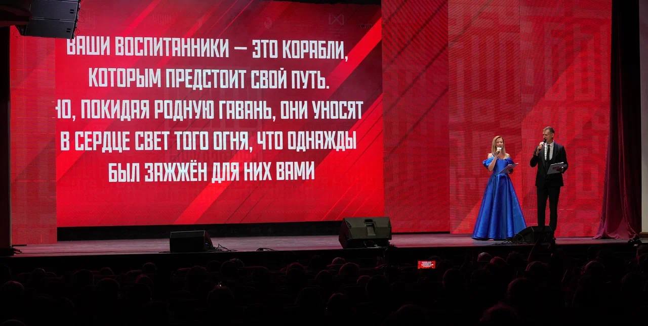 В Хабаровске стартовал полуфинал конкурса «Быть, а не казаться!-2025»!  70 000 заявок со всей страны, 21 регион в дальневосточном полуфинале и только 100 мест в финале. Так начинается борьба за звание лучшего наставника России.     Что ждёт участников?   собеседования с экспертами    решение практических кейсов    образовательные треки по патриотическому воспитанию и молодёжной политике    Особенность этого года – спецноминация «Заслуженный наставник» для педагогов и инструкторов с опытом 20+ лет и победителей прошлого сезона.    Кто достоин войти в топ-100? Скоро узнаем!     #Возможности