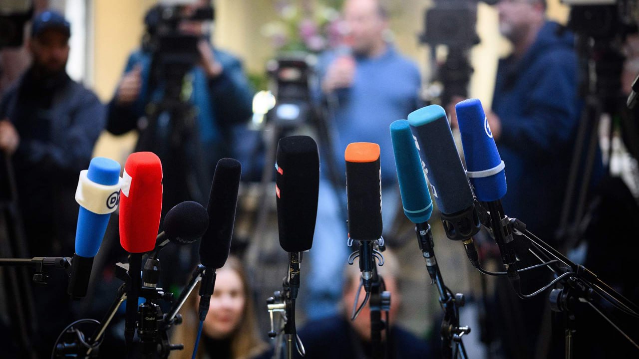 Сделать обязательным поиск участников коллективных исков через средства массовой информации предложил комитет Совета Федерации по госстроительству Он направил рекомендации профильным сенаторам а также в Минюст и ФССП указав что институт таких жалоб в России не работает его ввели в 2019 году но за всё это время он использовался лишь в 0 003 случаев обращения в суды В числе причин высокий порог входа для подачи такой жалобы необходимо минимум 20 человек Пострадавшие уже пытаются искать коллег через СМИ но по собственной инициативе
