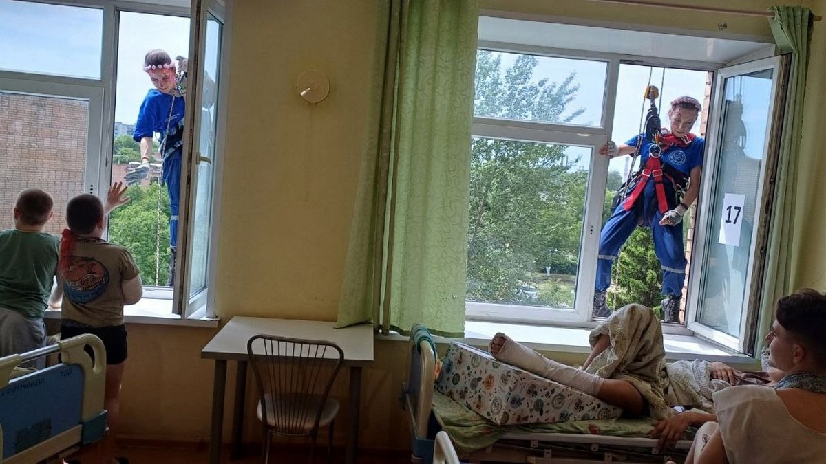 Альпинисты волонтерского отряда Salus поздравили пациентов Рязанской областной детской клинической больницы. Об этом сообщила пресс-служба регионального министерства здравоохранения.  Добровольцы в образах сказочных персонажей спускались в палаты с крыши и поздравляли пациентов, которые вынуждены встречать начало лета в больнице. Подготовка к спуску заняла около часа.  Это уже второй визит волонтеров-альпинистов в больницу. В первый раз они приходили к ребятам на Новый год.  Фото: министерство здравоохранения Рязанской области