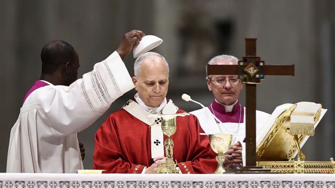 Папа Римский совершит первый зарубежный визит в Турцию Понтифик посетит Анкару Стамбул Изник и Бейрут встретится с президентом Эрдоганом и патриархом Варфоломеем и проведет мессы посвященные миру и межрелигиозному диалогу Подробнее   Папа Римский Лев XIV совершит свой первый зарубежный визит отправившись в Турцию и Ливан с 27 ноября по 2 декабря 2025 года сообщили в Ватикане Это будет его первая поездка за пределы Италии после избрания понтификом в мае По данным Vatican News поездка начнется в Анкаре где Папа встретится с президентом Турции Реджепом Тайипом Эрдоганом и выступит перед представителями правительства и гражданского общества После этого он посетит Стамбул где проведет католическую мессу и посетит Голубую мечеть Центральным элементом визита станет встреча Папы Льва с патриархом Варфоломеем Они подпишут совместную декларацию и примут участие в мероприятиях посвященных 1700 летию Первого Никейского собора состоявшегося в древнем Изнике Это глубоко символично что Папа Лев посетит патриарха во время своего первого официального путешествия отметил советник Варфоломея православный священник Иоанн Хрисавгис В Турции понтифик также встретится с католическими епископами и духовенством а в Изнике примет участие в молитвенном служении у археологических остатков базилики Святого Неофита Затем Папа отправится в Ливан где встретится с президентом Жозефом Ауном проведет межрелигиозную встречу и отслужит мессу под открытым небом на набережной Бейрута Он также вознесет молитву на месте взрыва 2020 года в порту Бейрута унесшего жизни более 200 человек Как отмечают в Ватикане Лев XIV первый Папа из США намерен продолжить курс своего предшественника Франциска на диалог между мусульманами и христианами Выбор Турции и Ливана для первой зарубежной поездки по мнению наблюдателей подчеркивает стремление нового понтифика к миру и взаимопониманию на Ближнем Востоке Папа Лев XIV неоднократно осуждал израильскую блокаду и бомбардировки сектора Газа В июле понтифик осудил нападение Израиля на костел Святого Семейства в Газе и вновь призвал к прекращению огня В октябре Ватикан впервые обвинил Израиль в резне палестинцев Будьте в курсе последних новостей с TRT на русском