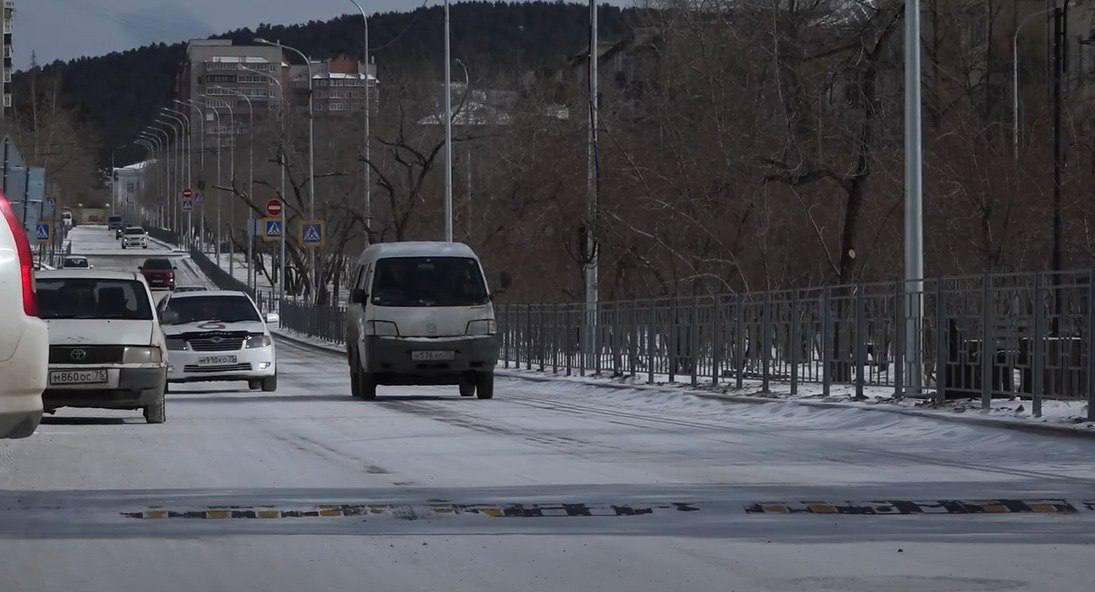 Забайкальцы недовольны уборкой дорог  В ходе оперативного совещания в Правительстве края руководитель ЦУР Роман Шадрин рассказал о главных темах, которые тревожат жителей Забайкалья.   В топе проблем первую строчку занимают дороги. А точнее их состояние в зимний период. Конечно, лидером по обращениям стала Чита. Пешеходам трудно передвигаться по дороге, ремонт и укладка асфальта продолжается и в зимнее время. А еще снежные гребни остаются после уборки.  Помимо дорог, жалобы поступают на транспорт, благоустройство и отопление. Большой негатив вызывает котельная машзавода из-за частых аварий.   В ходе совещания, вице-премьер Правительства Алексей Гончаров прокомментировал ситуацию со вчерашней аварией на котельной Машзавода.  «Вчера были повреждения, оперативно восстановили котел, начали набирать параметры. Но в первой половине дня водитель самосвала сорвал линию. Оперативно с Инной Сергеевной собрали штаб. Восстановили сети при помощи «Россети.Сибирь» и запустили котельную», – отметил зампред.