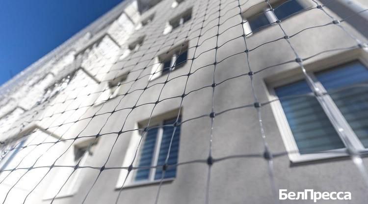10 млн рублей белгородские власти потратят на антидроновые сети для детских садов и школ Шебекинского округа. Это делается для того, чтобы дополнительно защитить детей, так как обстановка в регионе остается напряженной. Список образовательных учреждений, которые будут защищены этой сетью, по словам Вячеслава Гладкова, согласован. А школы и детские сады уже готовятся к новому учебному году, но окончательное решение о том, как именно будут учиться дети, в классе или дистанционно, примут только в конце августа 2025 года. Чиновники будут обсуждать этот вопрос с родителями, учителями и силовиками.