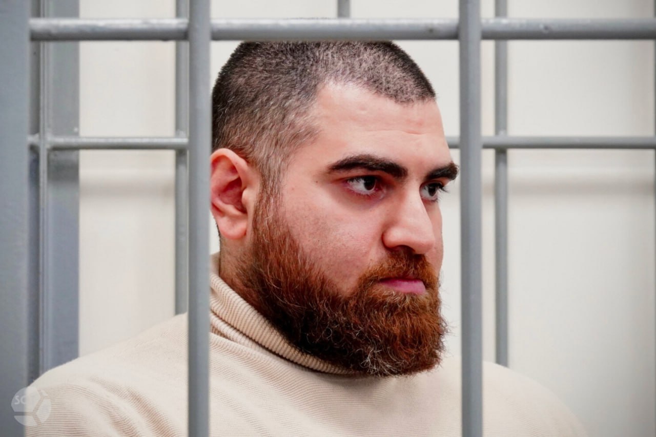 Арсену Маркаряну на полгода продлили содержание под стражей К нему в камеру поместили комика Артемия Останина Мосгорсуд удовлетворил ходатайство обвинения о продлении срока содержания под стражей Арсена Маркаряна до 9 августа 2026 года передает наш корреспондент в суде В своей просьбе прокурор обосновал необходимость полугодового ареста Маркаряна тяжестью предъявленных обвинений Блогер и его защитники не выступили против предложенной меры пресечения оставив решение на усмотрение суда Рассмотрение дела по существу отложили в связи с ненадлежащим уведомлением подсудимого Маркарян заявил что не получал копию постановления о назначении заседания и узнал о нем только из новостей В суде от адвокатов стало известно что Маркарян содержится в СИЗО 7 Капотня в одной камере со стендапером Артемием Останиным В феврале комика приговорили почти к 6 годам колонии по делу о возбуждении ненависти и оскорблении чувств верующих из за шуток про Иисуса и безногого мужчину в метро Блогер Арсен Маркарян обвиняется в реабилитации нацизма из за эфира где в том числе рассказал о подвиге красноармейца Александра Матросова На записи стрима по версии следствия содержатся материалы оскорбляющие память защитников Отечества Помимо этого мужчине вменяют публичные призывы к терроризму за один из эфиров где тот призывал к осуществлению террористической деятельности в отношении граждан РФ с помощью беспилотников Маркарян признал вину и попросил рассмотреть дело в особом порядке Фото SOTAvision