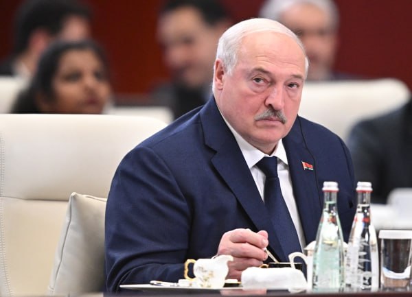 Лукашенко заявил о подготовке его оппонентов к следующим выборам президента Голосование в Белоруссии пройдёт в 2030 году По словам главы государства которые приводит агентство БелТА чтобы пройти этот период спокойно и не допустить дестабилизации обстановки в стране каждому нужно ответственно работать на своём месте Таким образом можно внести и вклад в общее укрепление экономики подчеркнул Александр Лукашенко Белорусский лидер добавил что обстановка в стране останется благополучной если все будут лучше работать Подпишись на Говорит Москва