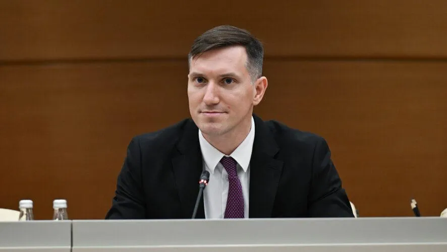 Цель создать экосистему Минцифры РТ планирует вернуть в бюджет 2 млрд рублей от ИИ вложений Татарстан до 2030 года направит на развитие искусственного интеллекта 5 млрд рублей и рассчитывает вернуть в бюджет 1 5 2 млрд за счет аренды серверных мощностей и внедрения собственных решений Одновременно республика делает ставку на закрытый контур работы с open source моделями включая китайские подчеркивая что код и данные остаются внутри собственного дата центра Цель создать полноценную экосистему у нас в Татарстане Вырастить здесь своих специалистов обеспечить мощной инфраструктурой и внедрить технологии уже непосредственно в реальный сектор экономики госуправления а также в науке заявил министр цифрового развития РТ Илья Начвин По каким направлениям власти Татарстана планируют развивать ИИ что из этого уже реализовано и насколько сильно Россия отстает от США и Китая в гонке ИИ читайте в репортаже KazanFirst с брифинга в Кабинете министров РТ KazanFirst в MAX