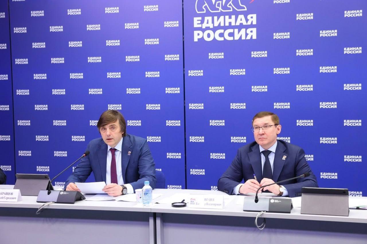 189 объектов образования будут отремонтированы в Вологодской области в рамках нацпроектов и проектов Губернатора Георгия Филимонова Эта тема поднималась на заседании Всероссийского штаба по капремонту и строительству образовательных учреждений с участием министра просвещения Сергея Кравцова и руководства партии «Единая Россия». Всего с 2025 по 2027 годы по национальным проектам в нашем региона будут приведены в порядок 16 детских садов, 55 школ, 6 колледжей и техникумов. В рамках проекта «Детям Вологодчины комфортное обучение» губернаторской «Стратегии 2.0» за три года планируется капитальный ремонт 3 детских садов, 31 школы, 3 учреждений допобразования, 75 подведомственных учреждений. Кроме того, 2 детских лагеря планируется отремонтировать по программе оздоровления детей и молодежи. Держим все работы на строгом депутатском контроле. За всеми объектами закреплены или будут закреплены ответственные лица. Задача, которую поставил перед депутатами – не только проверять качество работ, но и не допустить срыва сроков.