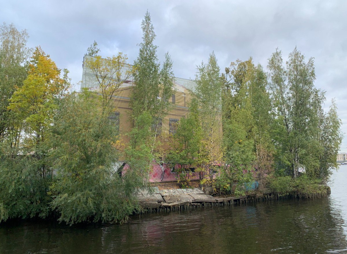 КГИОП вновь внес дикий парк Заросли в список объектов с признаками ОКН Дикий парк Заросли на острове Декабристов вновь внесен в список объектов с признаками культурного наследия информация об этом появилась на сайте петербургского комитета по госконтролю использованию и охране памятников Это значит что до вынесения решения здесь запрещены строительные работы Во вторник в перечень внесли комплекс ансамбль завода М И Калинина с заводскими аллейно рядовыми посадками и прибрежной территорией естественного озеленения известной сейчас как Народный парк Заросли расположенной вдоль вдоль Малой Невы Таким образом сейчас в перечне дублируется одна и та же территория На месте дикого парка городские власти планируют продлить набережную Макарова По планам деревья на берегу Малой Невы должны будут вырубить до конца 2025 года Активисты добиваются отмены планов строительства дороги Фото КГИОП